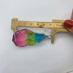 Iriseerde kristallen hanger in druppelvorm met zilverdraadwikkeling van 58mm lang