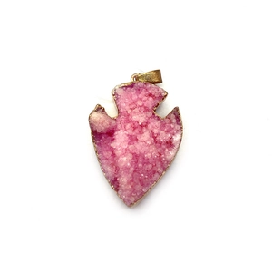 Colgante de punta de flecha de cristal druzy rosa con elegantes bordes dorados