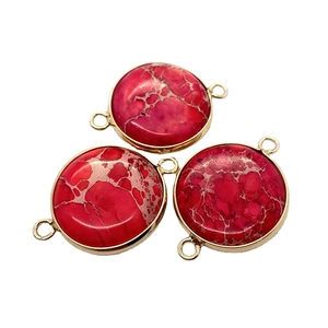 Trois pendentifs en pierre impériale rouge avec bord doré et double connecteur pour bijoux