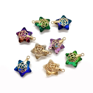 8-teiliges Set sternförmiger Naturstein-Kristallanhänger mit goldenen Rosen-Metallanhängern