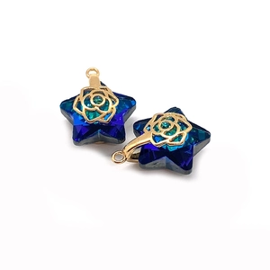 Sternförmiger blauer Kristallanhänger mit goldener Rosenfiligran und Türkis-Strass