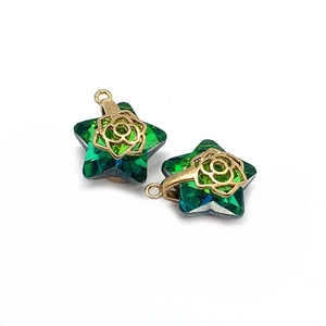 Sternförmige grüne Kristallanhänger mit goldenem Rosenmuster für DIY-Halsketten