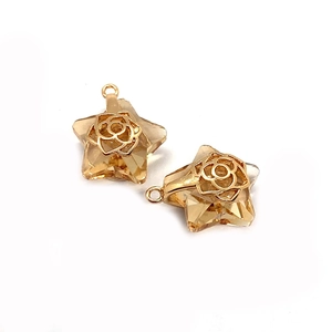 Detailansicht der champagnerfarbenen Kristallsterne mit goldener Rose für DIY-Schmuck