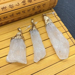 Pendenti in cristallo bianco naturale di forma irregolare con finiture placcate oro