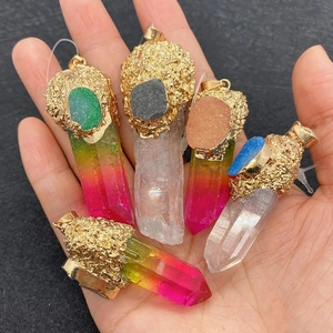 Détail des pendentifs en cristal arc-en-ciel avec monture dorée texturée