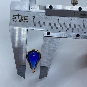 Mesure détaillée du pendentif en cristal en forme de larme bleu avec cadre doré