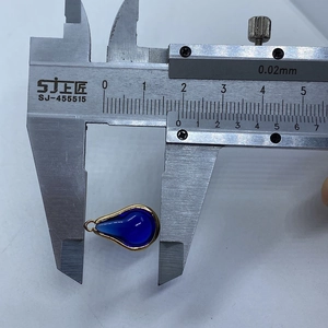 Mesure détaillée du pendentif goutte montrant la largeur de 15-16mm à l'aide d'un étrier
