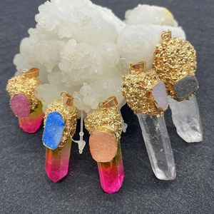 Gros plan de cinq pendentifs en cristal naturel irrégulier avec des bords plaqués or