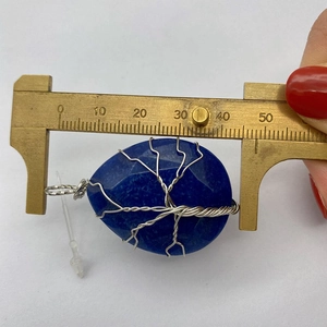 Meting van blauwe agaat hanger met schuifmaat die 38mm breedte details laat zien