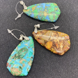 Pendentifs irréguliers en turquoise naturelle avec fermoirs argentés en trois coloris