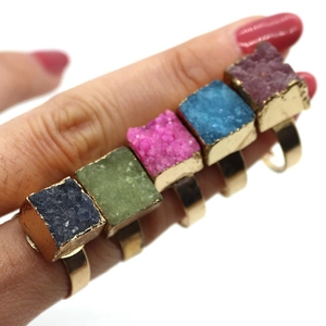 Détail de bagues en cristal Druzy carré de 12mm en couleurs variées avec monture dorée