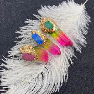 Pendentifs en cristal hexagonal arc-en-ciel avec capuchons dorés sur des plumes