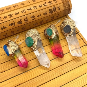 Pendentifs colonne en cristal naturel avec capuchon doré sur fond de bambou naturel