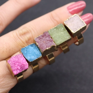 Lot de cinq bagues en cristal Druzy carrées plaquées or aux couleurs vives assorties