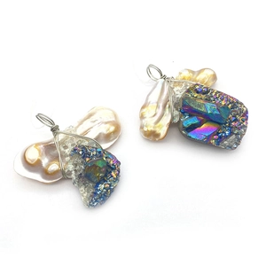 Ciondolo in perla barocca e druzy arcobaleno avvolto in filo per creazione gioielli
