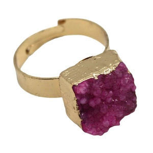 Bague dorée faite main avec cristal druzy carré rose fuchsia pour la création de bijoux