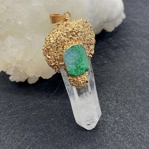 Pendentif en pierre naturelle irrégulière avec quartz blanc et minéral vert plaqué or
