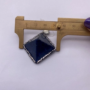 Vista de medición de un colgante piramidal de lapislázuli de 34mm con marco de plata