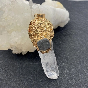 Pendentif en pierre naturelle dorée avec cristal gris foncé de forme irrégulière