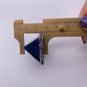 Colgante de lapislázuli medido con calibre para mostrar dimensiones y detalles