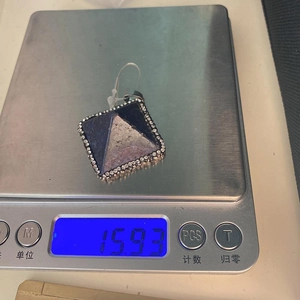 Colgante pirámide de lapislázuli de 15,93g con halo de plata y cristales brillantes