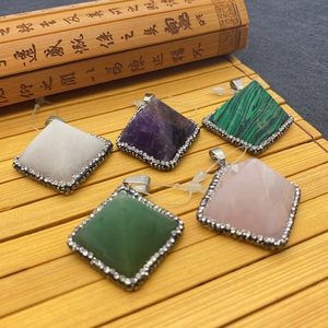 Colgantes pirámide de piedra natural con incrustaciones de strass y cierre plata en bambú