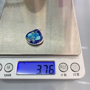 Vue détaillée montrant un pendentif goutte de turquoise de 3,76g pesé sur une balance