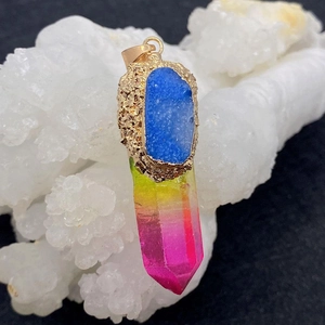 Pendentif en cristal bleu avec colonne hexagonale dégradée et monture dorée