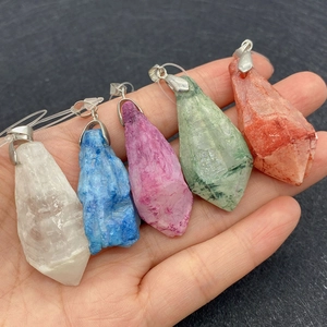 Set mit fünf unregelmäßigen Naturstein-Kristallanhängern mit silbernen Ösen
