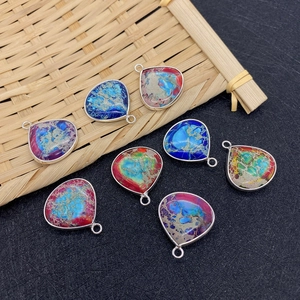 Set de ocho colgantes de piedra natural en forma de gota con bordes de metal plateado