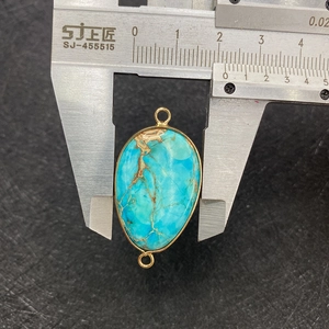 Mesure du connecteur en turquoise avec un pied à coulisse pour les dimensions du produit