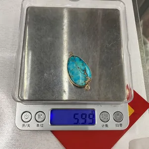 Détail du pendentif ovale en turquoise avec bord doré pesant 5,99 grammes environ