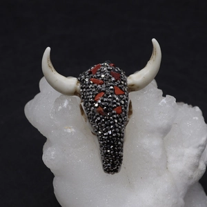 Colgante cabeza de toro de resina con diamantes negros e incrustación de coral rojo