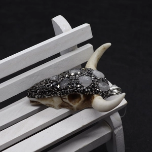 Colgante de resina con forma de calavera de toro con diamantes negros y cierre de plata