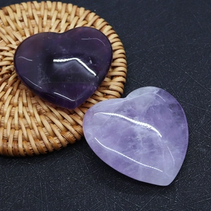 Due cuori in ametista naturale con finitura lucida e venature minerali naturali