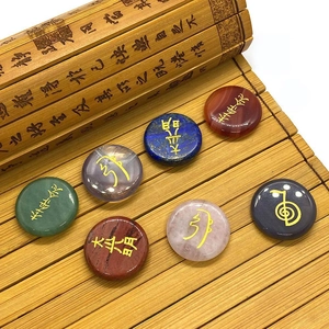 Set di pietre chakra con sette cristalli lucidi e simboli reiki dorati incisi