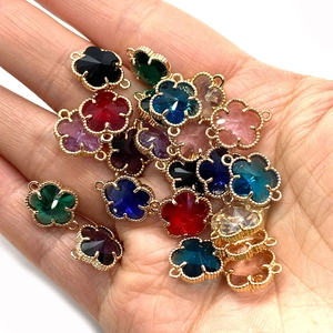 Kristall-Blumenanhänger mit goldenem Perlenrand in verschiedenen Farben für DIY-Schmuck