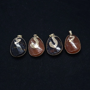 Conjunto de cuatro colgantes de piedra natural en forma de gota con letra S dorada