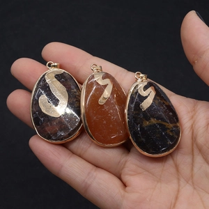 Colgantes de piedra natural en forma de gota con borde dorado y caracteres grabados