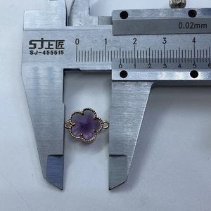 Makroaufnahme: 15mm lila Quarzblumen-Verbinder mit goldenem Perlenrand-Detail