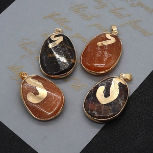 Set de cuatro colgantes de piedra natural en forma de gota con baño de oro y grabado