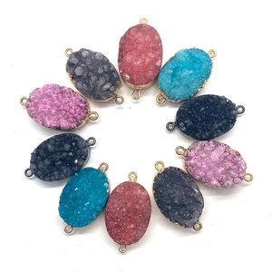 Makroansicht bunter ovaler Druzy-Stein-Verbinder mit Metallrand für DIY-Schmuckherstellung