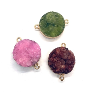 Detail van ronde druzy steen connectoren met gouden randen voor DIY sieraden maken