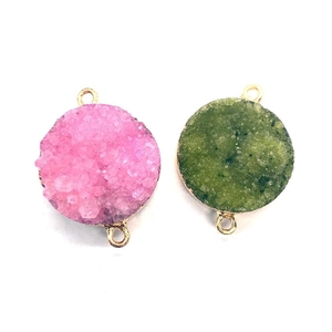 Ronde druzy kristallen connectoren in roze en olijfgroen met vergulde randen voor DIY sieraden