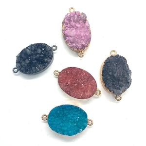 Makro-Detail von ovalen Druzy-Stein-Anhängern mit vergoldeten Doppelösen für DIY-Schmuck