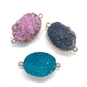 Detailansicht ovaler Kristall-Verbinder mit vergoldeten Rändern für DIY-Schmuck