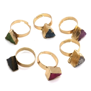 Anillos dorados ajustables con piedras naturales triangulares en verde y violeta