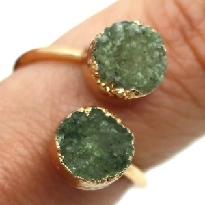 Verstellbarer Goldring mit 8mm runden grünen Drusen-Natursteinkristallen für Damen