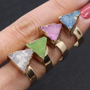 Juego de cuatro anillos de cristal de piedra natural triangular en varios colores con oro