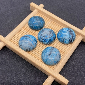 Vista dettagliata di cinque cabochon di agata blu naturale su un supporto di bambù